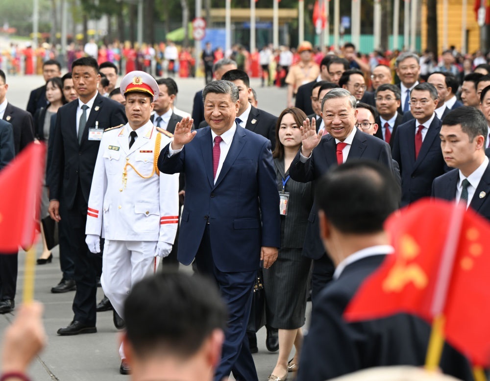 4月14日，中共中央總書記、國家主席習近平抵達河內(nèi)對越南進行國事訪問。當日下午，越共中央總書記蘇林為習近平舉行隆重歡迎儀式。這是歡迎儀式后，習近平和蘇林一同步行前往越共中央駐地舉行會談時，向歡迎人群揮手致意。新華社記者 張領 攝