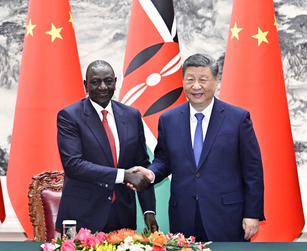 4月24日上午，國家主席習近平在北京人民大會堂同來華進行國事訪問的肯尼亞總統(tǒng)魯托舉行會談。這是習近平同魯托握手。新華社記者 岳月偉 攝