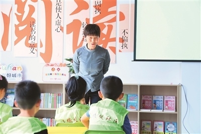 田桂月帶領(lǐng)孩子共讀繪本《點(diǎn)》。李澤罡攝