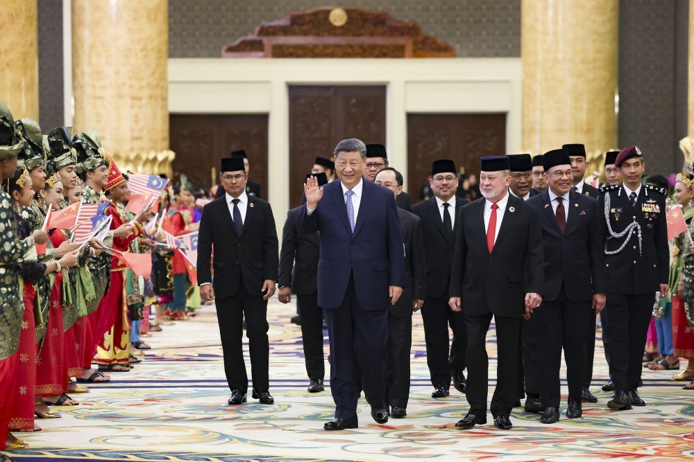 4月16日上午，馬來西亞最高元首易卜拉欣在馬來西亞國家王宮同中國國家主席習近平舉行會見。會見后，習近平出席易卜拉欣舉行的歡迎宴會。這是習近平向歡迎人群揮手致意。新華社記者 黃敬文 攝