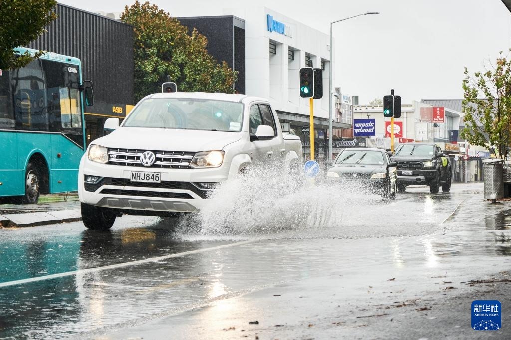 5月1日，汽車行駛在新西蘭南島城市克賴斯特徹奇的街頭。新華社發(fā)（陳思雨蒙 攝）