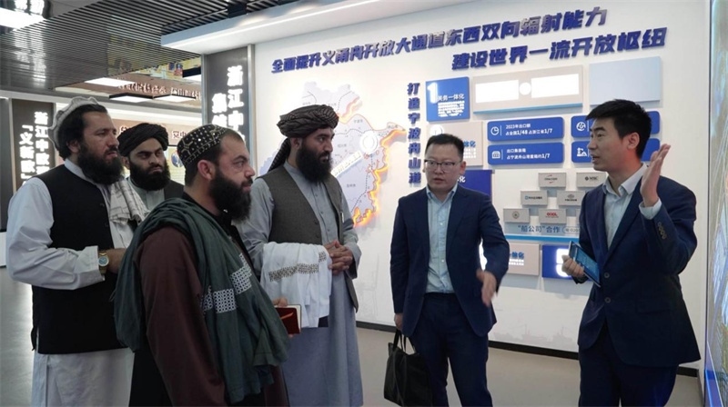 代表團(tuán)在義新歐班列始發(fā)站參觀。CGTN記者 楊剛攝