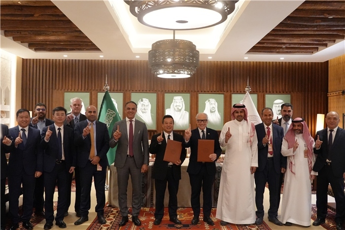 簽約合影。中國鐵建供圖