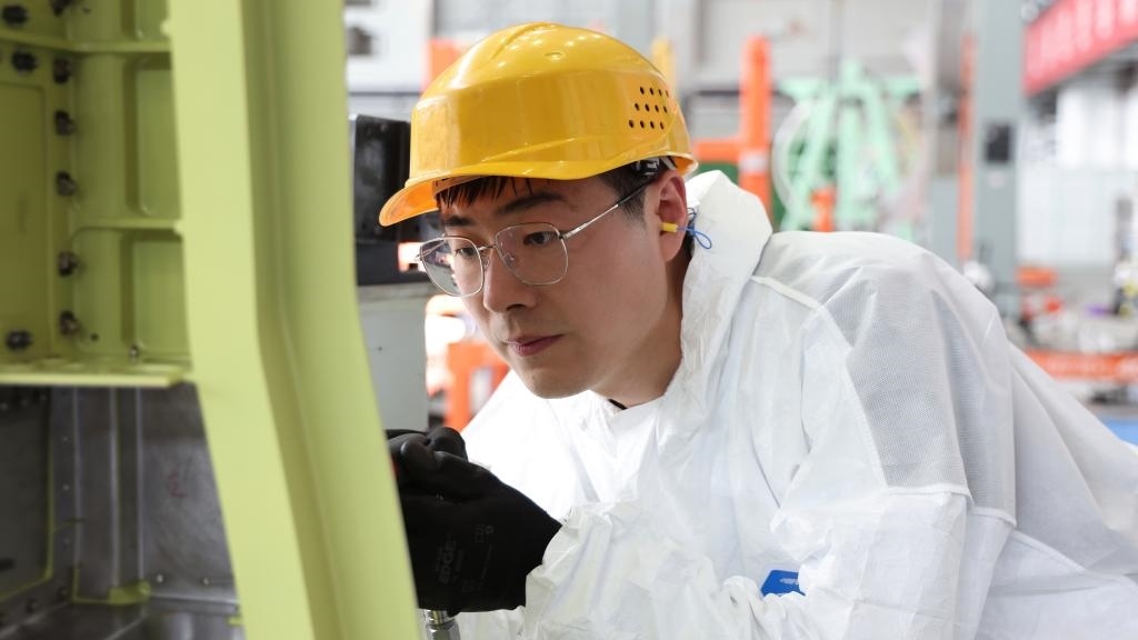 在中國航空工業(yè)集團成飛車間內(nèi)，飛機鉚裝鉗工首席操作技師馮攀龍正在工作。（新華社發(fā)）
