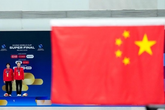 5月2日，獲得2025年跳水世界杯總決賽女子雙人10米臺(tái)冠軍的中國(guó)組合陳芋汐（右）/全紅嬋在頒獎(jiǎng)儀式上。新華社記者 鞠煥宗 攝