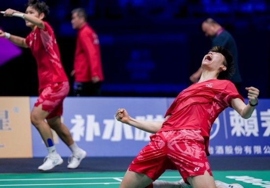 5月3日，中國(guó)隊(duì)組合馮彥哲（右）/黃東萍在半決賽混雙比賽后慶祝。新華社記者 孫非 攝