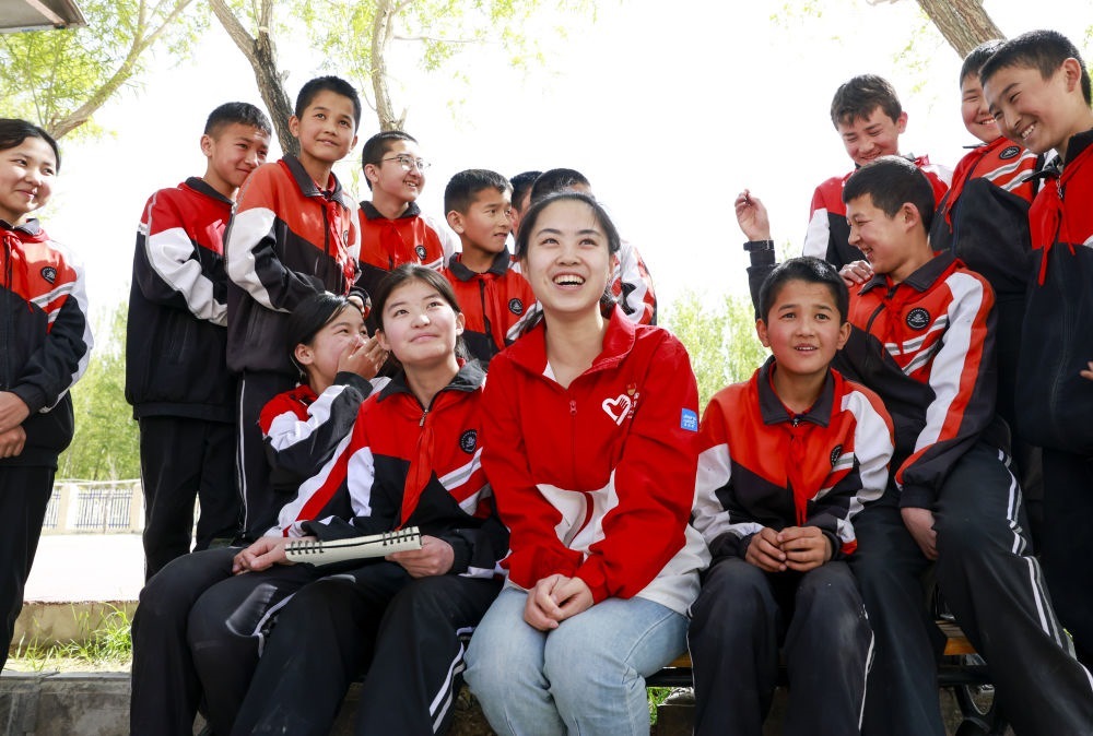 4月23日，在新疆克州阿圖什市哈拉峻鄉(xiāng)謝依特小學(xué)，支教教師高淑賢和學(xué)生們在一起。