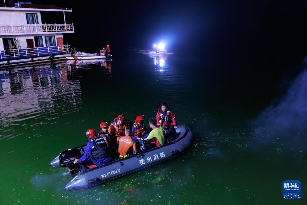 5月5日，救援人員在進(jìn)行搜救。新華社記者 劉續(xù) 攝