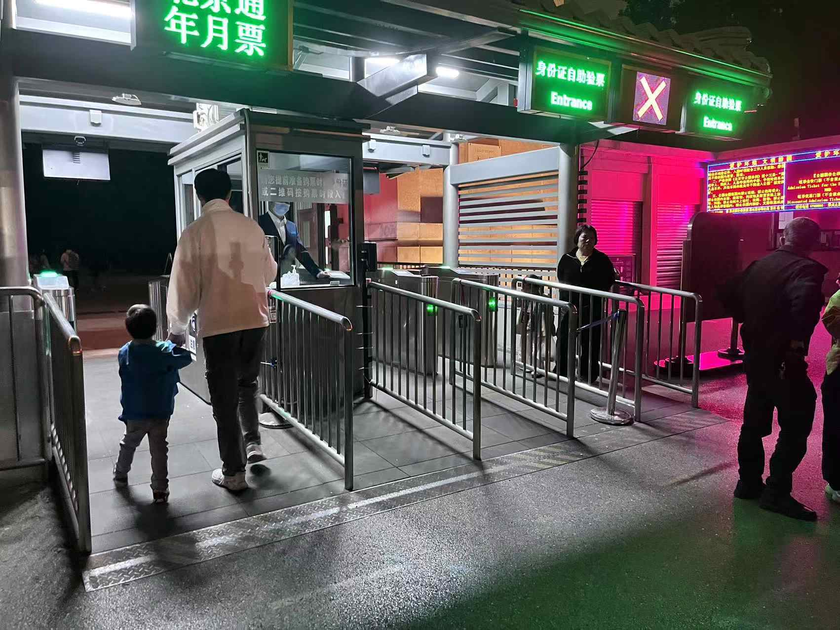 北京天壇公園延長開放時(shí)間，游客進(jìn)入游覽。人民網(wǎng)記者 李楠樺攝