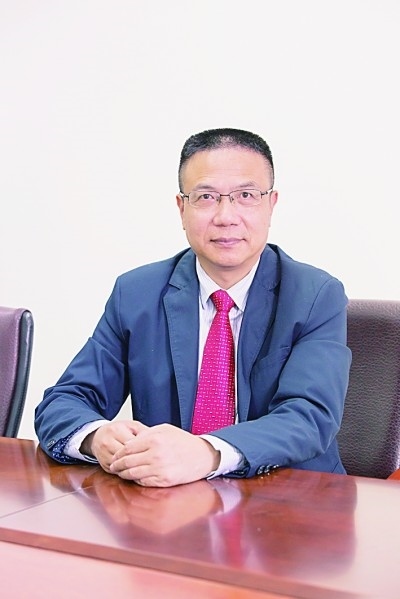 徐飛 教授、博士生導(dǎo)師。歷任上海交通大學(xué)副校長(zhǎng)、西南交通大學(xué)校長(zhǎng)、上海財(cái)經(jīng)大學(xué)常務(wù)副校長(zhǎng)，現(xiàn)任福耀科技大學(xué)常務(wù)副校長(zhǎng)。國(guó)務(wù)院政府特殊津貼專(zhuān)家。先后兼任中國(guó)鐵道學(xué)會(huì)副理事長(zhǎng)，中國(guó)管理學(xué)會(huì)組織與戰(zhàn)略專(zhuān)業(yè)委員會(huì)副主任，教育部高等學(xué)校創(chuàng)新創(chuàng)業(yè)教育指導(dǎo)委員會(huì)副主任，中國(guó)高等教育學(xué)會(huì)創(chuàng)新創(chuàng)業(yè)教育分會(huì)理事長(zhǎng)，中國(guó)高質(zhì)量MBA教育認(rèn)證（CAMEA）工作委員會(huì)副主任，中國(guó)職業(yè)技術(shù)教育學(xué)會(huì)副會(huì)長(zhǎng)等。主要研究領(lǐng)域?yàn)閼?zhàn)略管理、競(jìng)爭(zhēng)戰(zhàn)略與博弈論、創(chuàng)新創(chuàng)業(yè)、跨文化戰(zhàn)略領(lǐng)導(dǎo)力等。出版著作20余部。