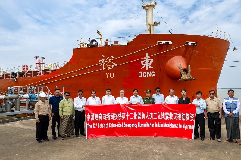 中國駐緬大使館歐陽道冰參贊、仰光省首席部長梭登及緬有關(guān)部門官員出席交接儀式。人民網(wǎng)記者 謝佳君攝