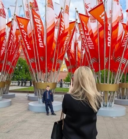 當(dāng)?shù)貢r(shí)間5月7日下午，莫斯科紅場(chǎng)外，紀(jì)念蘇聯(lián)偉大衛(wèi)國(guó)戰(zhàn)爭(zhēng)勝利80周年慶典旗幟飄揚(yáng)。