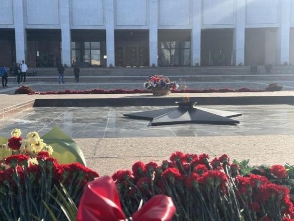 當(dāng)?shù)貢r(shí)間5月6日下午，莫斯科勝利廣場(chǎng)上的長(zhǎng)明火兩旁放滿鮮花。