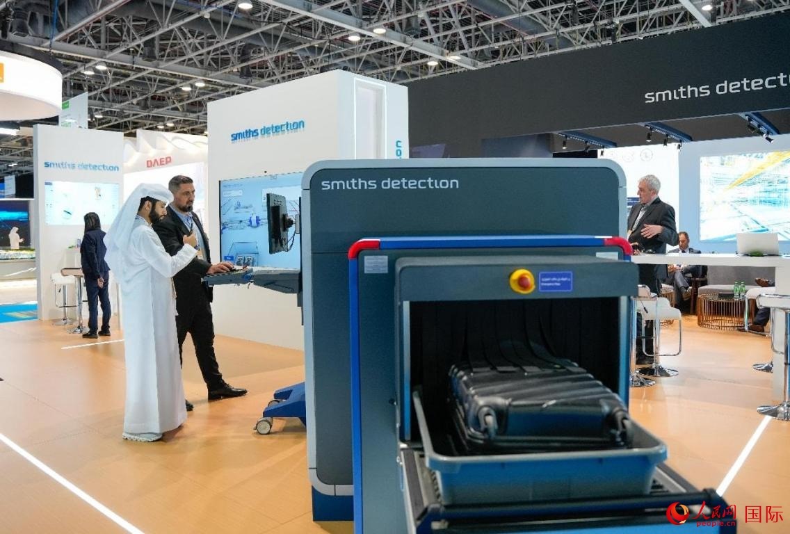 參展商體驗(yàn)安檢設(shè)施。人民網(wǎng)塔里克·易卜拉欣攝