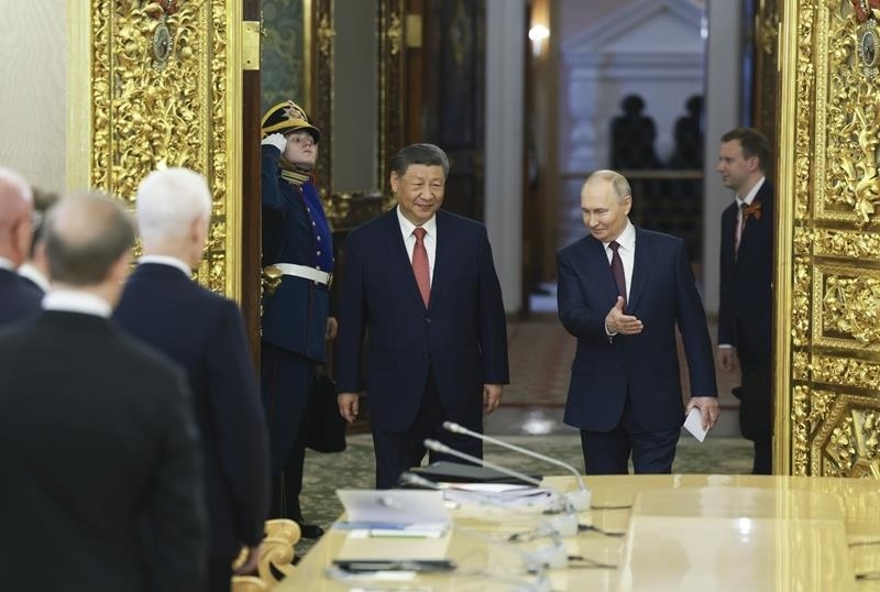 △當(dāng)?shù)貢r間5月8日，俄羅斯總統(tǒng)普京同習(xí)近平主席在莫斯科克里姆林宮舉行會談。這是兩國元首步入會場。