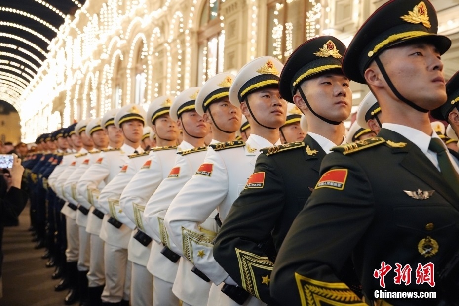 當?shù)貢r間5月3日晚，俄羅斯首都莫斯科，俄羅斯紀念衛(wèi)國戰(zhàn)爭勝利80周年閱兵式第二次彩排，中國人民解放軍儀仗司禮大隊震撼亮相，受到華僑華人、留學生和當?shù)孛癖姛崃覛g迎。中新社記者 田冰 攝