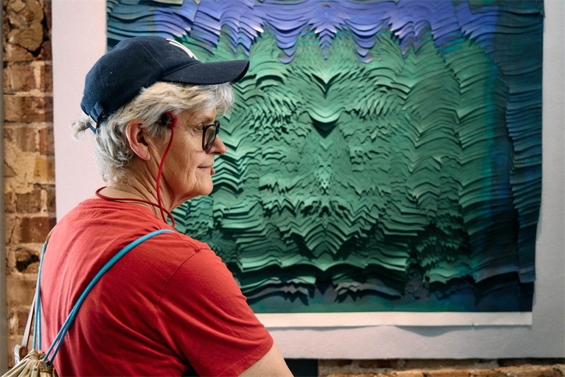 英國(guó)嘉賓在倫敦手工周中國(guó)館展出作品前駐足。楊浩鵬攝