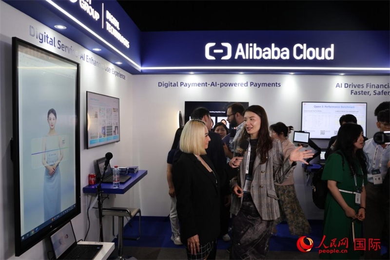 當(dāng)?shù)孛襟w在2025迪拜金融科技峰會的一家中資企業(yè)展廳采訪，張志文攝