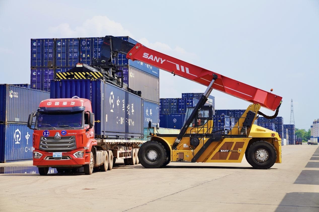 在中老鐵路萬象南鐵路貨運口岸站，起重機正在吊裝集裝箱。劉瑩嘉攝