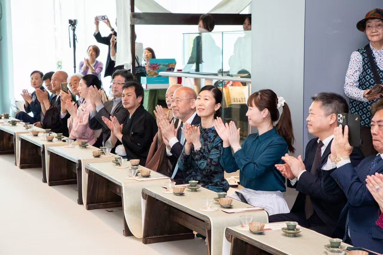 中日兩國(guó)文旅界、各茶道流派嘉賓出席開(kāi)幕式。中國(guó)駐大阪旅游辦事處供圖