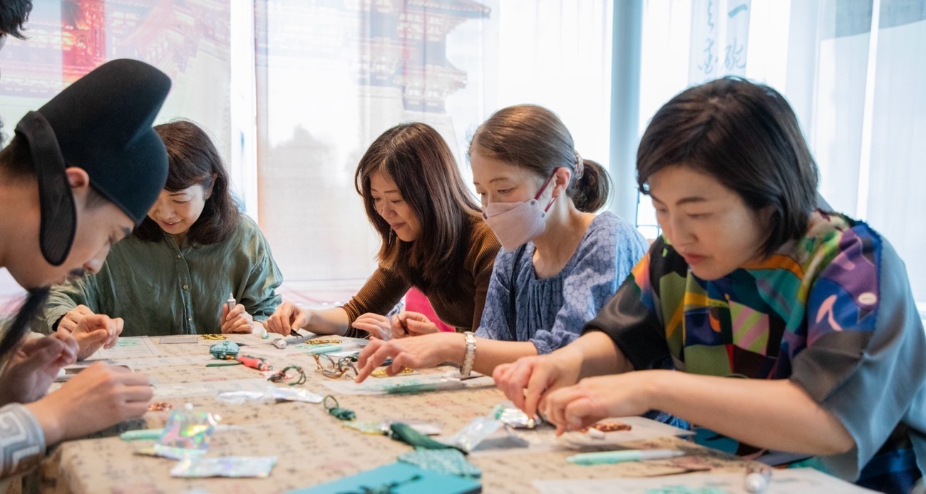 客人體驗(yàn)制作綠松石銅牌。中國(guó)駐大阪旅游辦事處供圖