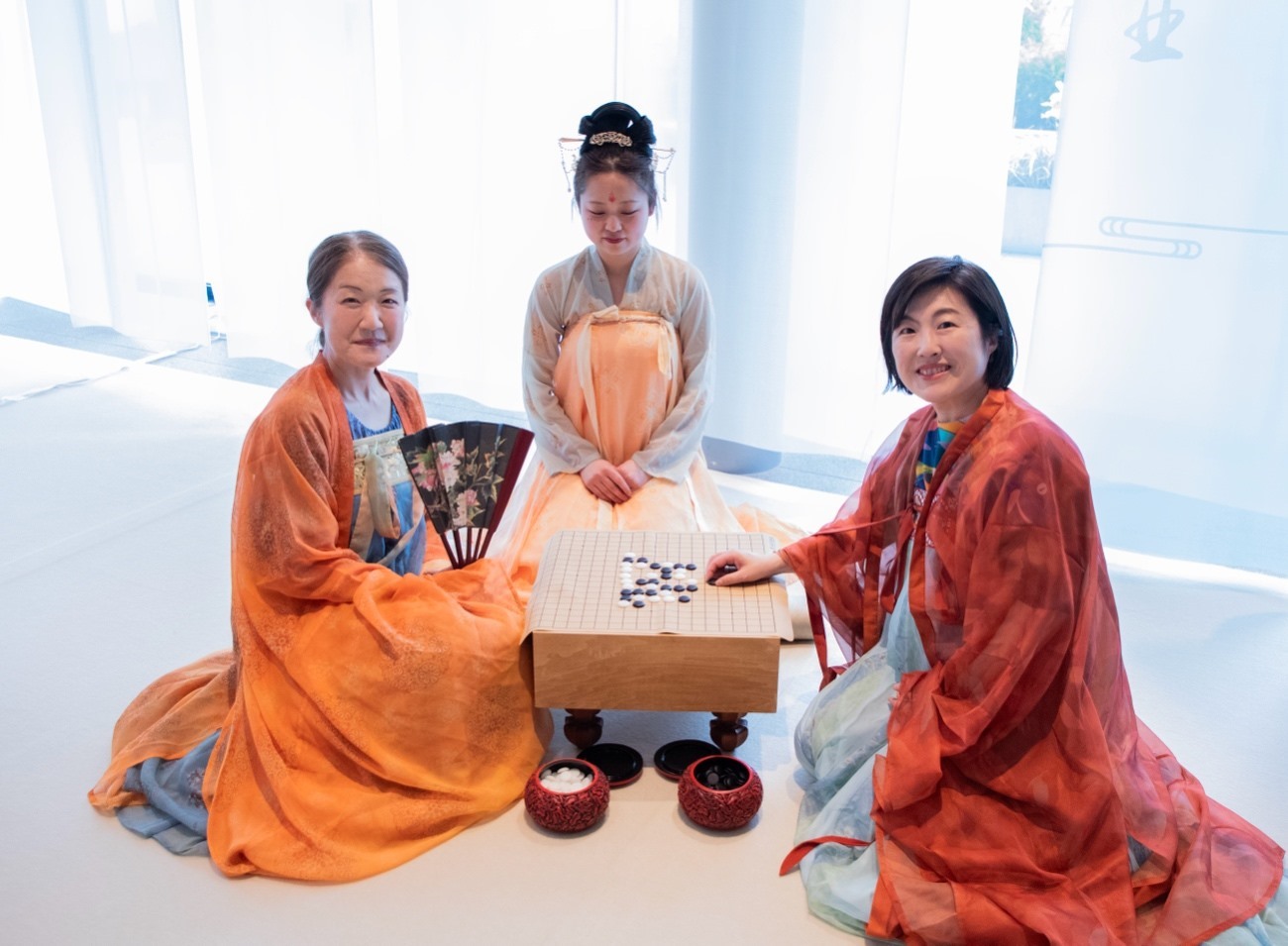 日本客人體驗(yàn)漢服。中國(guó)駐大阪旅游辦事處供圖