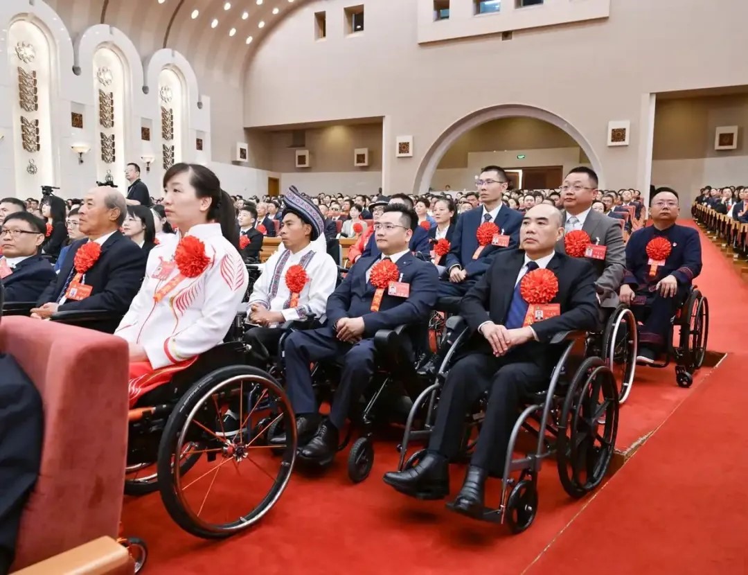 2025年5月16日，第七次全國自強模范暨助殘先進表彰大會在北京召開。大會表彰了200名“全國自強模范”、200個“全國殘疾人工作先進集體”和60名“全國殘疾人工作先進個人”。