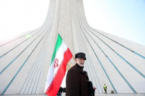 2月10日，在伊朗首都德黑蘭阿扎迪廣場(chǎng)，民眾參加紀(jì)念伊朗伊斯蘭革命勝利46周年集會(huì)。新華社記者沙達(dá)提攝