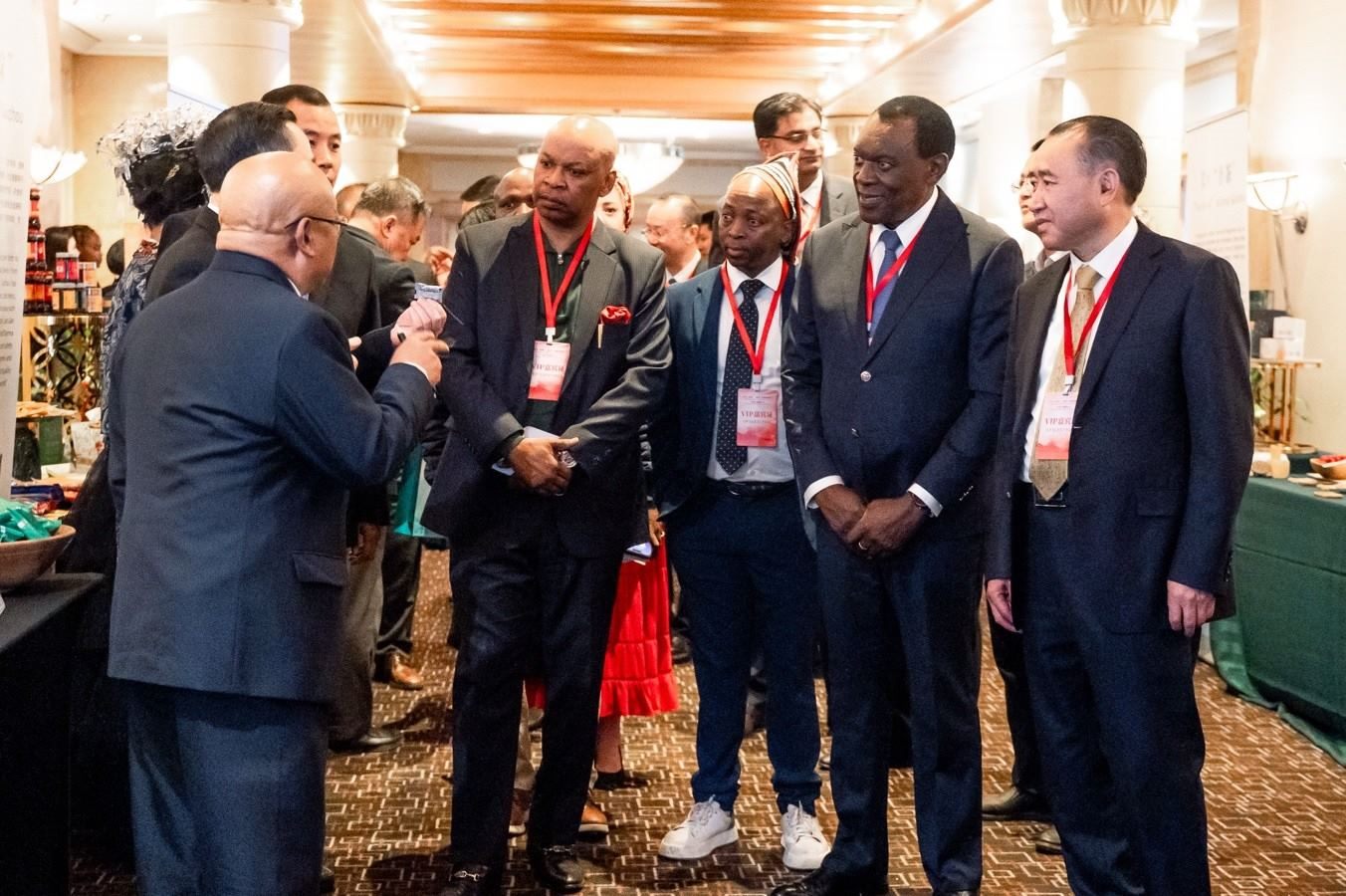 與會嘉賓走訪展臺。南非貴州商會供圖