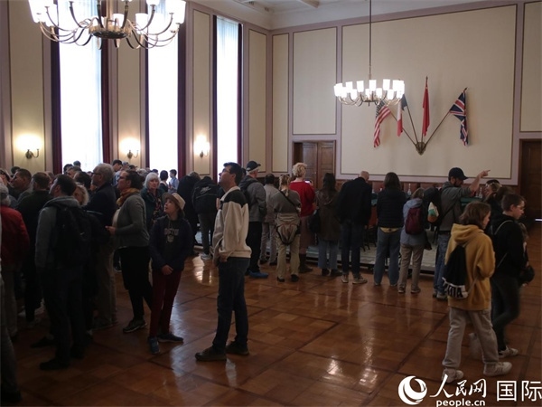 圖為觀眾們在卡爾霍斯特紀念館內(nèi)參觀。人民網(wǎng) 肖晶攝