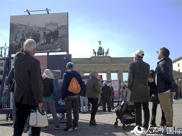 圖為勃蘭登堡門前，市民們在參觀歷史圖片展。人民網(wǎng) 肖晶攝