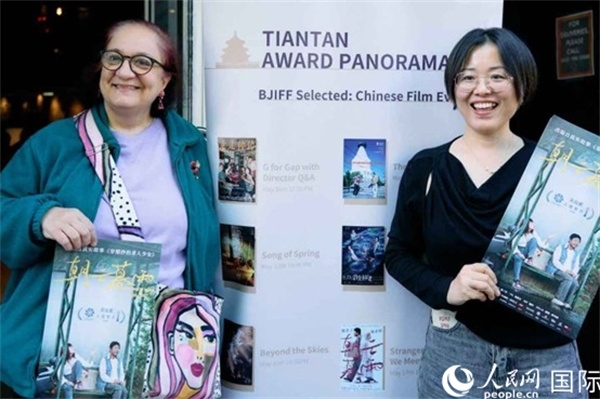 《朝云暮雨》放映前，觀眾前同主辦方互動(dòng)。楊浩鵬攝