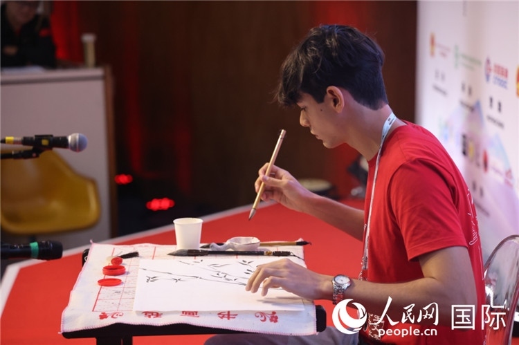 2025年“漢語橋”巴西賽區(qū)決賽的“才藝展示”環(huán)節(jié)，一名參賽者正在繪畫。人民網(wǎng)記者 時元皓攝