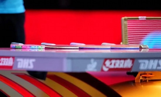 王楚欽的球拍為最右側(cè)那支。