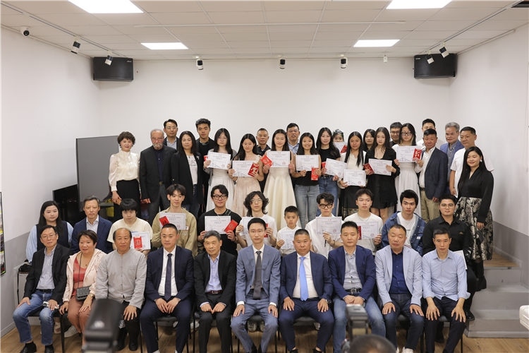 獲獎者與主辦方合影。主辦方供圖