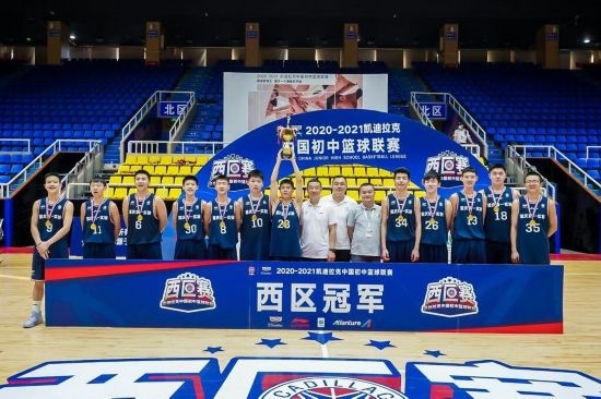 重慶市第一實驗中學校籃球隊獲得冠軍。