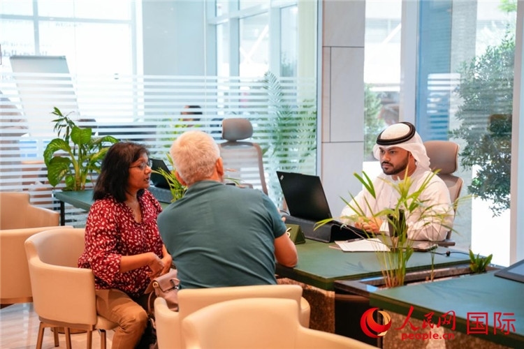 在阿治曼自由區(qū)一站式服務中心內(nèi)，工作人員為客商辦理業(yè)務。人民網(wǎng) 塔里克·易卜拉欣攝