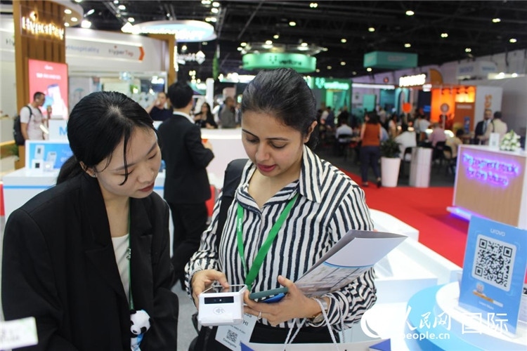 中外嘉賓交流。人民網(wǎng) 杰勒德·阿勒費爾攝