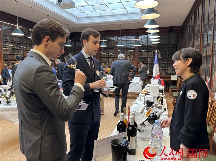 法國嘉賓與參展云南企業(yè)代表交流。人民網(wǎng)記者 于超凡攝