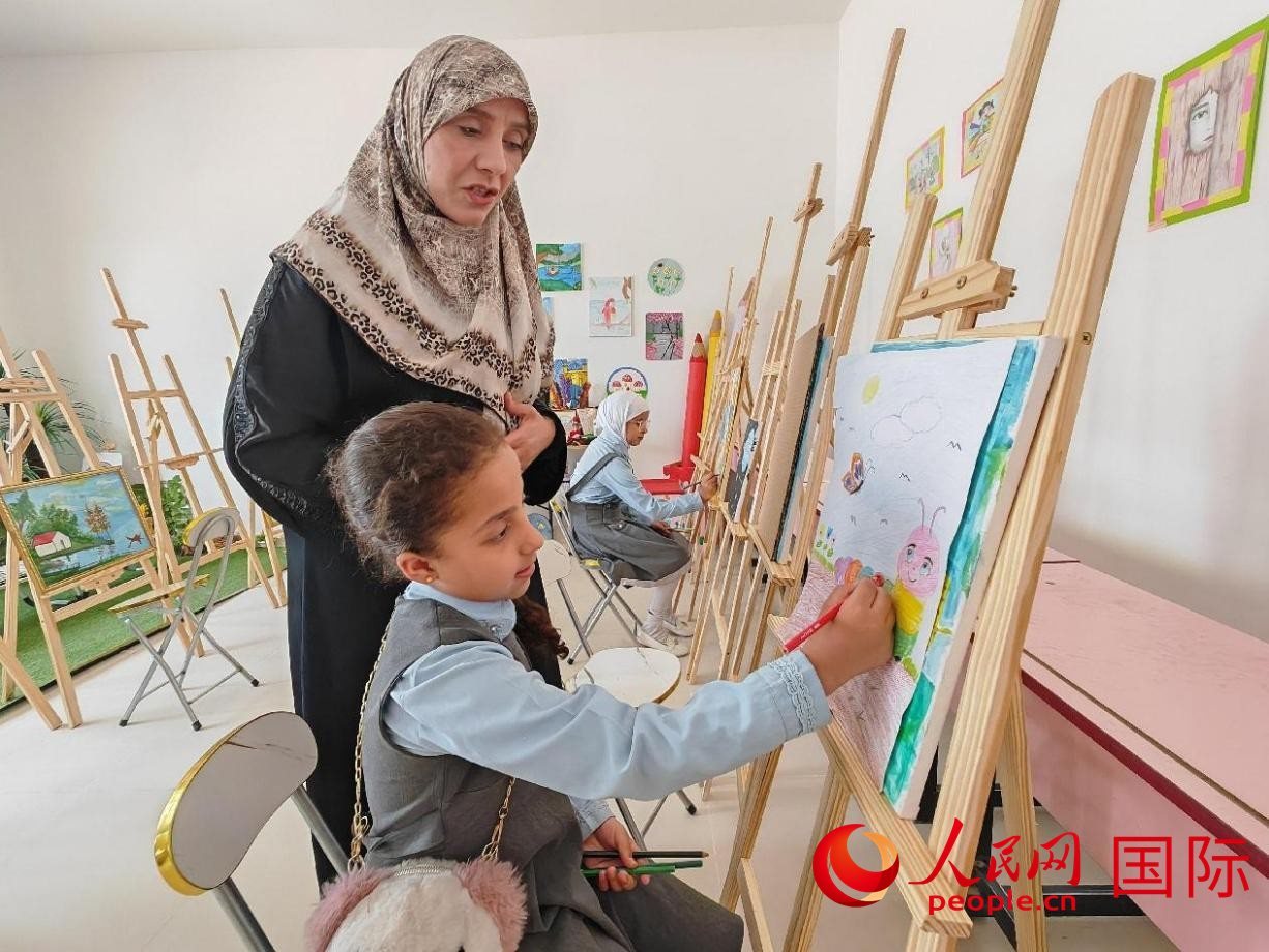 阿爾穆塔?阿里卡特國(guó)際學(xué)校的學(xué)生在美術(shù)室上課。人民網(wǎng)記者 管克江攝