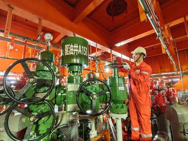 生產(chǎn)人員正在打開(kāi)二氧化碳驅(qū)油井采油樹(shù)閥門。受訪者供圖