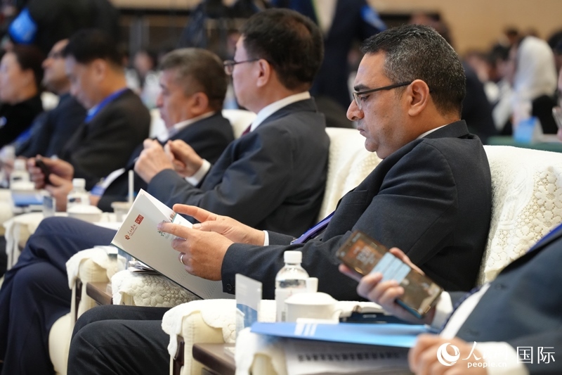 與會嘉賓翻看報告。人民網(wǎng)記者章凱風(fēng)攝