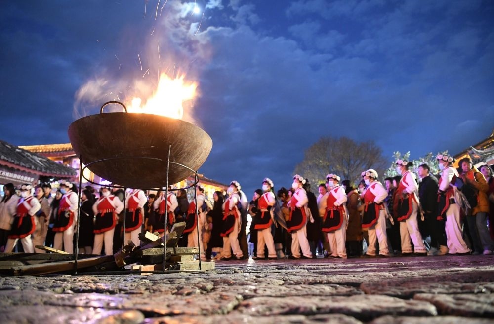 2025年1月11日，游客和居民在麗江古城打跳游玩。（趙慶祖攝）