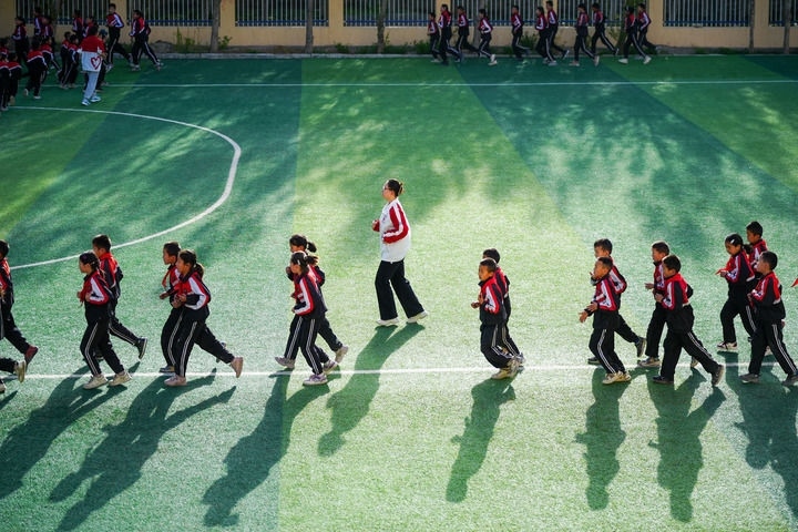 2025年4月24日，在新疆克州阿圖什市哈拉峻鄉(xiāng)謝依特小學(xué)，支教教師帶領(lǐng)學(xué)生晨跑。新華社記者 徐宏巖 攝