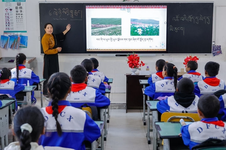 2024年9月27日，在四川省甘孜藏族自治州道孚縣城關(guān)第一完全小學(xué)，采取“藏加模式”教學(xué)的五年級一班的藏語文課上，準(zhǔn)木周老師指導(dǎo)藏族學(xué)生以家鄉(xiāng)草原風(fēng)物為主題寫作藏語文作文。新華社記者 沈伯韓 攝