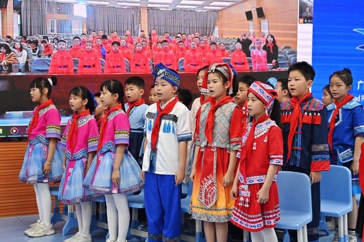 2025年3月28日，在“壯蒙一家親 共筑中國夢”手拉手主題云隊會上，廣西南寧市濱湖路小學(xué)四（1）中隊隊員通過網(wǎng)絡(luò)和內(nèi)蒙古鄂爾多斯東勝區(qū)第十二小學(xué)四（9）中隊隊員一起唱《中國少年先鋒隊隊歌》。新華社記者 周華 攝