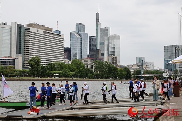 來自美國(guó)的快樂龍舟隊(duì)選手們正在登船準(zhǔn)備參賽。人民網(wǎng)記者 劉仲華攝