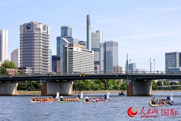 龍舟賽隊(duì)伍奮力揮槳、破浪前行。人民網(wǎng) 依琳攝