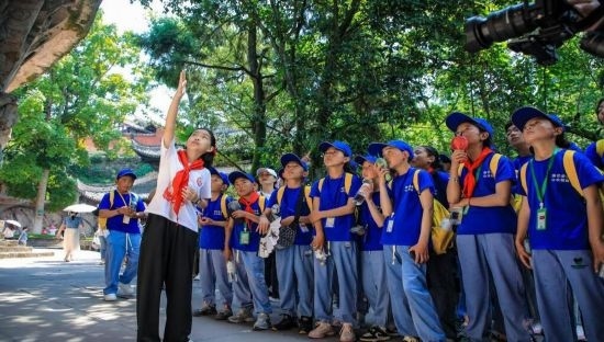 石刻小導(dǎo)游稅明潔為西藏小朋友志愿解說。