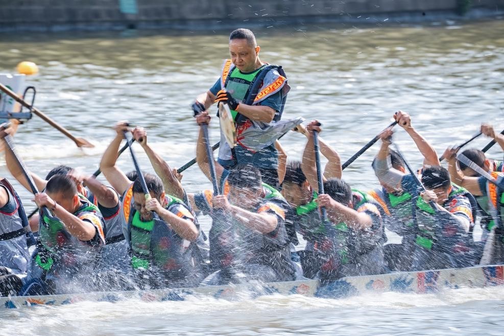 2025年5月27日，浙江寧波云龍鎮(zhèn)，首屆“我們的節(jié)日?端午看云龍”農(nóng)民龍舟邀請(qǐng)賽舉行。（圖片來(lái)源：視覺(jué)中國(guó)）
